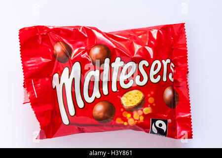 Relations sérieuses in chocolat taille Paquet de Maltesers isolé sur fond blanc - chocolats avec des draps, des centres alvéolé Banque D'Images