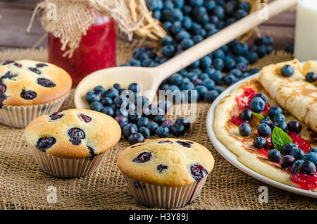 Muffins aux bleuets confiture de lait et en arrière-plan et panier plein de bleuets Banque D'Images