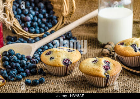 Muffins aux bleuets confiture de lait et en arrière-plan et panier plein de bleuets Banque D'Images