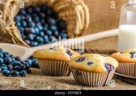 Muffins aux bleuets confiture de lait et en arrière-plan et panier plein de bleuets Banque D'Images