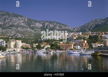 Italie, Sardaigne, province de Nuoro, Cala Gonone, port, île, la mer Méditerranée, Sardaigne, côte est, vue locale, montagnes, port de pêche, bottes, Golfo Tu Orosei Banque D'Images