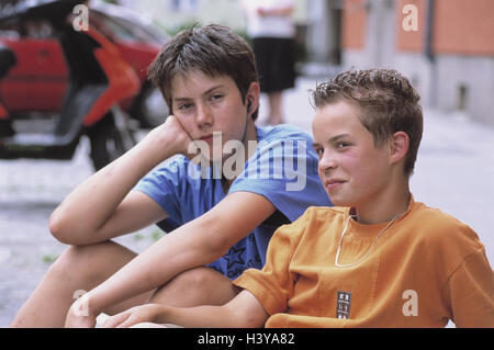 Les garçons, les amis, deux, temps de loisirs, de l'école fin de l'ennui, enfants, jeunes, adolescents, collégiens, amitié, camaraderie, compagnon, d'officier de l'école, réunion, alésage, ennuyeux, insipide, alésages, attendre l'été, à l'extérieur Banque D'Images