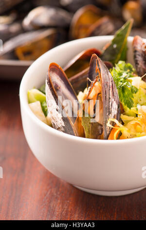 Palourdes grillées avec la salade de chou asiatique. Plat de fruits de mer servi. Dîner gastronomique rustique des crustacés. Banque D'Images