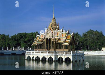 La Thaïlande, Ayutthaya, Chao Phraya, anxieux, inquiets dans Pa Pa, Pra Thinang Aisawan Thiphya Aphonphimok genre, Pra Thinang Prasat, copier, pavillon, construit en 1632, résidence d'été, royal, étang, artificiellement, pont, détail, ciel, bleu Banque D'Images