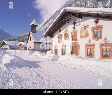 Autriche, Tyrol, Leutasch, vue locale, l'hiver, à l'extérieur, la mer région champ, maisons, maisons, église, groupe, street, neige, Lüftlmalerei, Lüftelmalerei, peinture, peinture de façade Banque D'Images