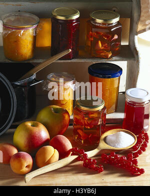 Plateau, verres, confiture, fruits, baies, trie, d'une manière différente, still life, de préservation, de conservation, de l'alimentation, pots de confiture, pots de confiture, verres, gelée, confiture, gelée de fruits, propagation, conserve, avec douceur, bien sûr, les fruits, les sortes, les baies, la préservation, les pommes, les pêches, c Banque D'Images