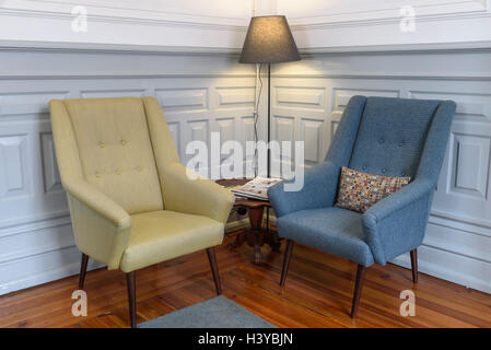 Deux fauteuils et une lampe de plancher sur un coin lecture Banque D'Images