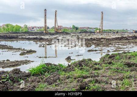 Vue paysage sur chantier avec de grands équipements pour le forage dans le sol. Banque D'Images