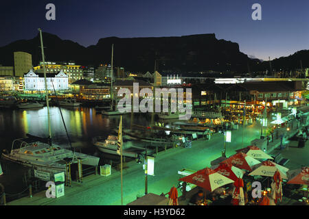 Au sud, l'Afrique, Le Cap, port, Victoria & Alfred Waterfront, Mesa, 1086 m, nuit, de l'Afrique, de province, à l'ouest, le cap, ville touristique, capitale, street cafe, Cape Town, Kaapstad, vue sur mer, montagne, 1086 m, les points de repère, point d'intérêt, des bottes, des bateaux à moteur, yachts, le quartier du port Banque D'Images