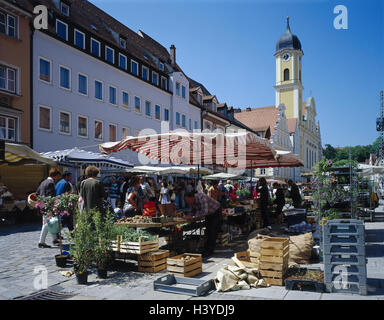 L'Allemagne, l'Allgaeu Bayerisch souabe, Kaufbeuren, l'empereur Max street, marché hebdomadaire de la Bavière, vue sur la ville, terrasse, église, église paroissiale, marché, étals de marché, des ventes, de l'alimentation, de manger, de l'économie Banque D'Images