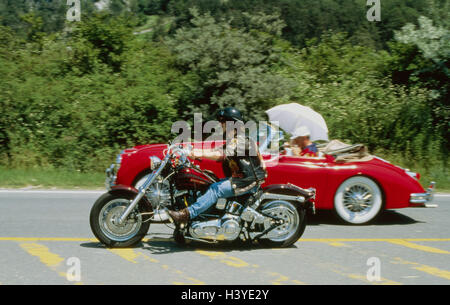 Country Road, old-timer, Harley Davidson et Jaguar XK 150 (Bj.1958), côte à côte, aperçu seulement remanié ! ! Banque D'Images