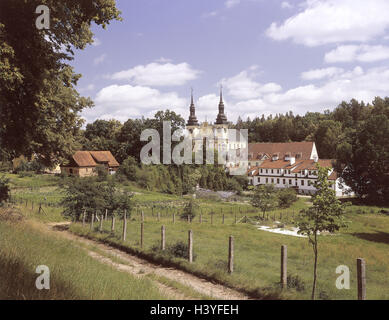 La Pologne, la région de la Mazurie, Swieta Lipka, saint est doux, église de pèlerinage, l'Europe, l'Est de la Prusse, Masure, Mazurie, arbre sacré, lieu de pèlerinage, cloître, l'église de Marien, église, église baroque, construit en 1687-1730, de construction, d'architecture sacrée sty Banque D'Images