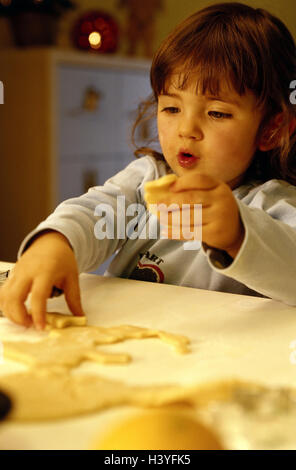 Marée de Yule, la cuisson, l'enfant, de la pâte, découper, Noël, ménage, préparation, biscuits, pâte à biscuits, emporte-pièce, pour Noël, période de Noël, gâteau, Noël Baker's, sucré, biscuit, biscuit de Noël Banque D'Images