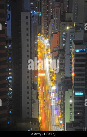 Vue aérienne sur Des Voeux Road par nuit l'île de Hong Kong, Chine Banque D'Images