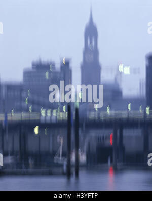 Allemagne, Hambourg, vue sur ville, Michel, crépuscule, de la brume, l'automne, le flou, l'Europe, ville hanséatique, ville, église, clocher, église baroque St Michaeliskirche,, monument, lumières, soir Banque D'Images