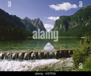 L'Italie, le Tyrol du Sud, les Dolomites, le lac Toblacher, les montagnes, l'eau, pente, rivière, ciel nuageux, la nature, à l'extérieur Banque D'Images