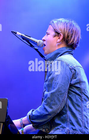 BENICASSIM, ESPAGNE - 18 juillet : Tom Odell (chanteur, compositeur et pianiste) chante et joue du piano au Festival le 18 juillet 2014 dans Benicass Banque D'Images