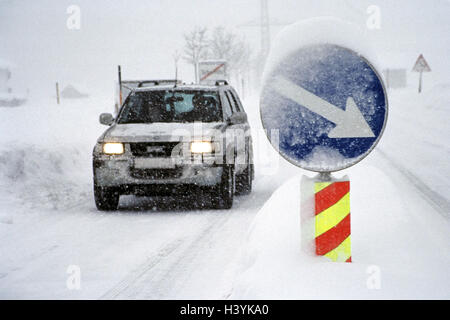 Winters, trafic, route couverte de neige, ski de fond, signe de la circulation du véhicule, "de droite Aller', l'hiver, le trafic, les relations de la rue l'hiver, neige, mauvaise vue, Rue, autoroute fédérale, signalisation routière, la circulation automobile, voiture, voiture voyageurs Banque D'Images