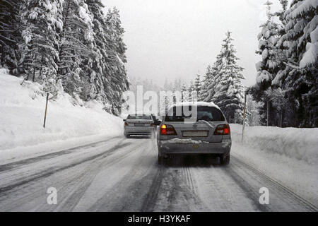 Winters, autoroute fédérale, la circulation, la route couverte de neige, manoeuvre de rattrapage mark rendre méconnaissable, rue d'hiver, le trafic, les relations de l'hiver, les chutes de neige, la rue, la circulation automobile, voiture, voiture de tourisme, vue arrière, révision, blink Banque D'Images