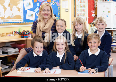 Portrait d'enseignant en classe avec des élèves Banque D'Images
