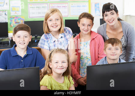 Portrait des élèves de l'élémentaire avec l'enseignant en classe d'informatique Banque D'Images