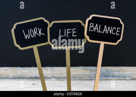 Message de motivation Work Life Balance écrit avec la craie sur tableau noir en bois mini étiquettes Banque D'Images
