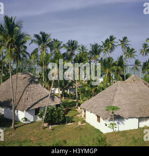 L'île de Zanzibar, Tanzanie, Kiwenga, caribou club', 'Installation de l'hôtel, de la plage, des palmiers, de l'Afrique de l'Est, plage, tourisme, vacances, vacances, vacances, chalet d'été, hutte, à l'extérieur Banque D'Images