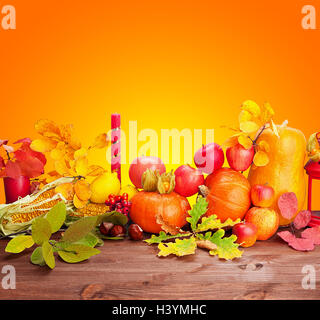 Composition de fruits et légumes de grâce sur une table et fond orange with copy space Banque D'Images