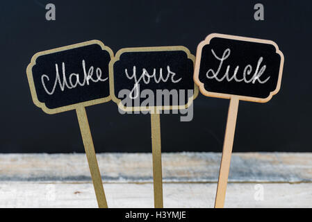 Message de motivation Faites votre chance écrit avec la craie sur tableau noir en bois mini étiquettes Banque D'Images