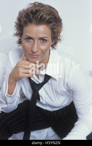 Femme, chemisier, cravate, voir l'appareil photo, détail, 34 ans, le poil court, s'asseoir, ajouter le support de pantalons, élégamment, chef, heureux, joie, égalisées, friendly, ouverture d'esprit, l'auto-assurance, avec succès, au sérieux, penser, pensées, envisager, à l'intérieur, 30 à 40 ans Banque D'Images