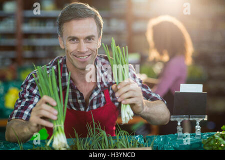 L'organisation du personnel dans la section légumes biologiques Banque D'Images