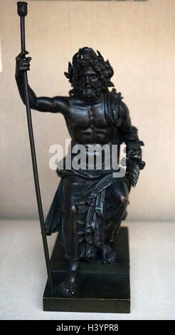 Statuette romaine en bronze montrant le dieu Jupiter. 1er - 2e siècle. à partir de la Hongrie. Dépeignant saisir le sceptre et la foudre. Banque D'Images