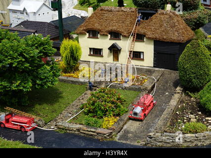 Véhicules d'incendie lors d'un incendie, représentés dans le village modèle de Bekonscot à Beaconsfield, dans le Buckinghamshire, en Angleterre, est le plus ancien village modèle original dans le monde. Elle décrit les aspects de l'Angleterre pour la plupart datant des années 1930. Banque D'Images