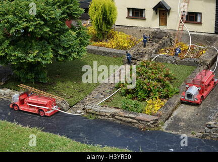Véhicules d'incendie lors d'un incendie, représentés dans le village modèle de Bekonscot à Beaconsfield, dans le Buckinghamshire, en Angleterre, est le plus ancien village modèle original dans le monde. Elle décrit les aspects de l'Angleterre pour la plupart datant des années 1930. Banque D'Images