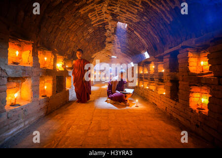 Deux moines novices dans un temple, Bagan, Myanmar Banque D'Images