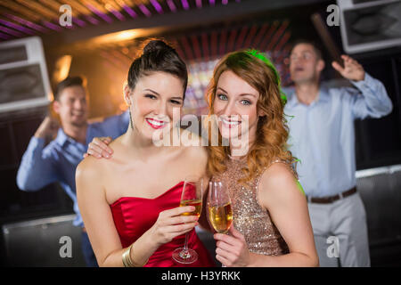 Portrait of female friends holding a glass of champagne Banque D'Images