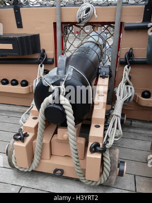 Cannon sur le pont du HMS Victory est un 104-gun des navire de la ligne de la Marine Royale, commandée en 1758, prévue en 1759 et lancé en 1765. Il est surtout connu comme seigneur le vaisseau amiral de Nelson à la bataille de Trafalgar en 1805. Banque D'Images