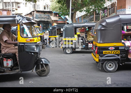 Auto rickshaw sur les routes dans le quartier de Bandra. Des scènes de rue Mumbai, Inde Banque D'Images