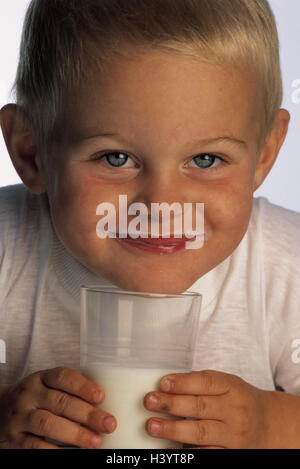 Garçon, heureux, verre, barbe lactée lactée, portrait, studio, cut out, enfant, le verre, le lait, le lait de vache, de boire, de boire, de l'alimentation, la nutrition, la santé, la gaieté, malicieusement, jouer du visage, des sourires Banque D'Images