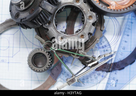 Concept d'ingénierie. Jeu de pignons près de sur le plan de division Banque D'Images