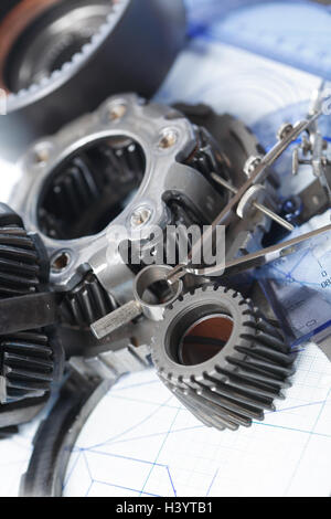 Concept d'ingénierie. Jeu de pignons près de sur le plan de division Banque D'Images