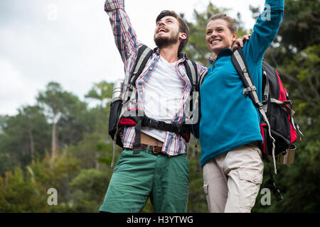 Randonneur en forêt couple excité Banque D'Images