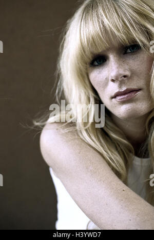 Femme, blonde, rousseurs, portrait, portrait de femmes, de jeunes, de 20 à 30 ans, poil long, voir l'appareil photo, au sérieux, bien sûr, de naturel, avec assurance, l'auto-assurance, assurance, gondolé, à l'intérieur Banque D'Images