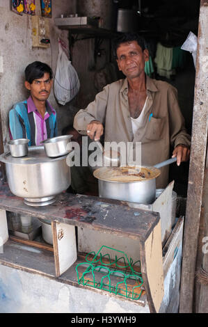 L'alimentation de rue et scènes de rue à Mumbai, Maharashtra, Inde. un chai masala stall Banque D'Images