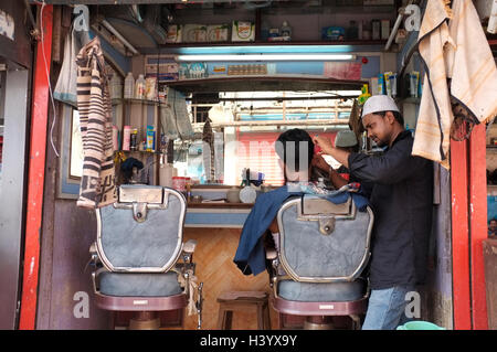 Les salons de coiffure à Dharavi, Mumbai, Maharashtra, Inde Banque D'Images