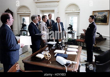 Photographie du président Ronald Reagan l'apprentissage de l'assassinat du président Anouar El Sadate d'Égypte. En date du 20e siècle Banque D'Images