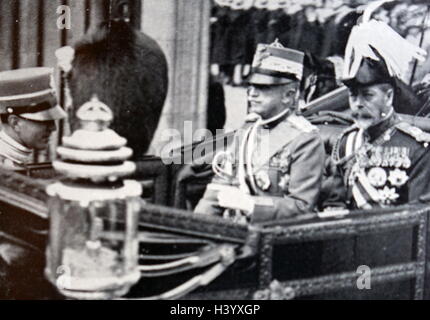 Photographie du roi George V (1865-1936), Victor Emmanuel III d'Italie (1869-1947) et le Prince Umberto de Piémont (1904-1983). En date du 20e siècle Banque D'Images