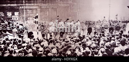 Photographie du roi George V (1865-1936), Victor Emmanuel III d'Italie (1869-1947) et le Prince Umberto de Piémont (1904-1983). En date du 20e siècle Banque D'Images