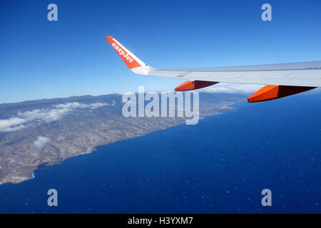 Statistiques passagers avion en vol au-dessus de Tenerife, EasyJet logo sur aile d'avion Banque D'Images