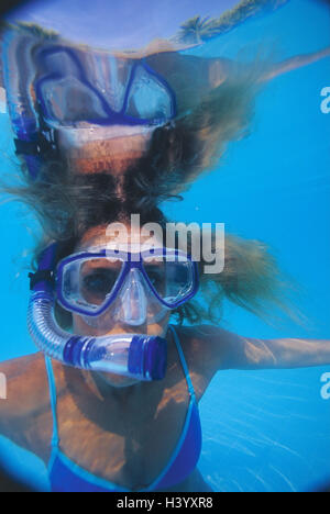 Piscine, sous l'enregistrement, femme, équipement de plongée, canard, loisirs, vacances, piscine, piscine, plage appartement de vacances, vacances d'été, bikini, lunettes de plongée, tuba, nager, plonger, peau-dives, de l'eau sport, sport, passe-temps, voir l'eau, l'appareil photo Banque D'Images